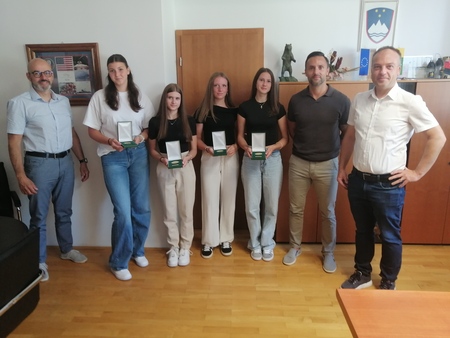 Skupinski posnetek odličnjakinj z razrednikom, ravnateljem in županom